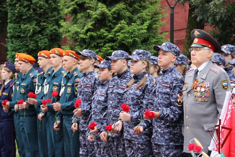 В Смоленске в Сквере Памяти Героев почтили память павших в Великой Отечественной войне