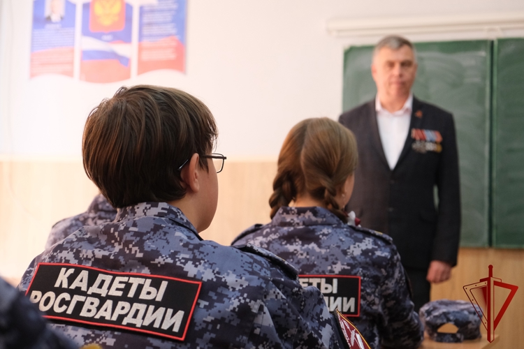 Смоленские кадеты узнали об истории Росгвардии от ветеранов службы
