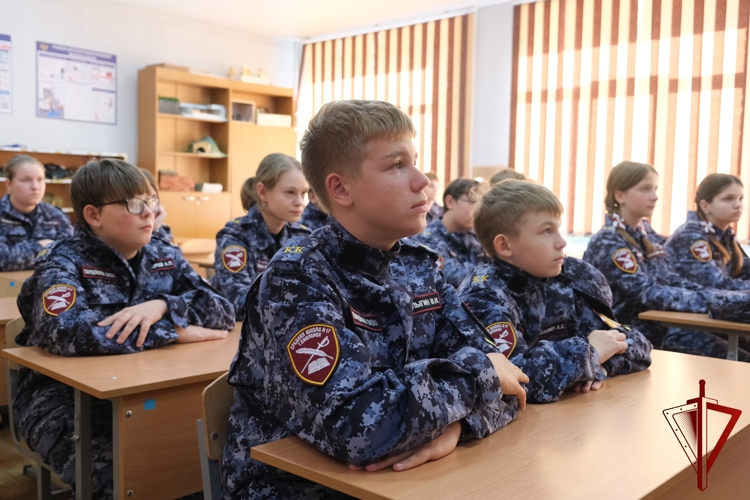 Смоленские кадеты узнали об истории Росгвардии от ветеранов службы