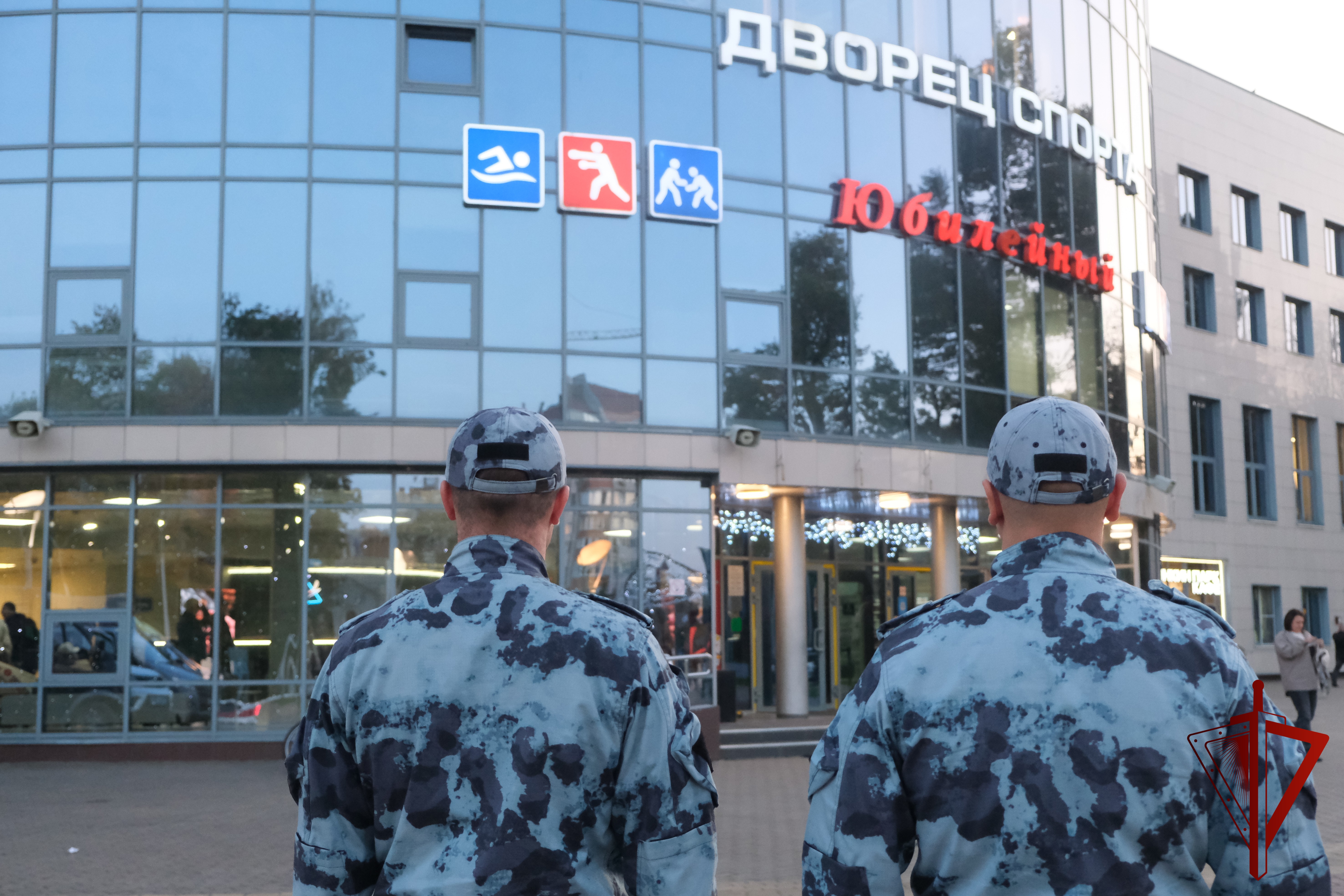 Росгвардейцы обеспечили охрану общественного порядка на хоккейном матче в Смоленске