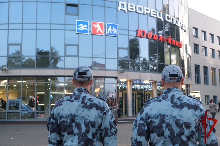Росгвардейцы обеспечили охрану общественного порядка на хоккейном матче в Смоленске