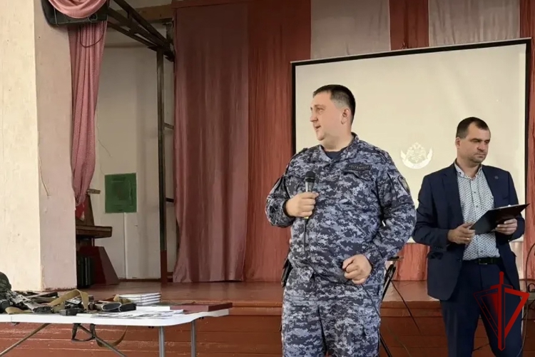 Росгвардейцы провели профориентационную встречу в Рославле