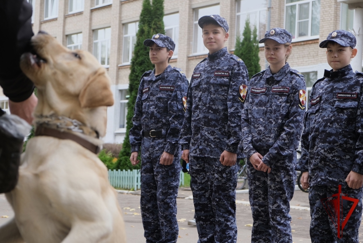 Бойцы ОМОН «Кривич» провели открытый урок для кадет Росгвардии