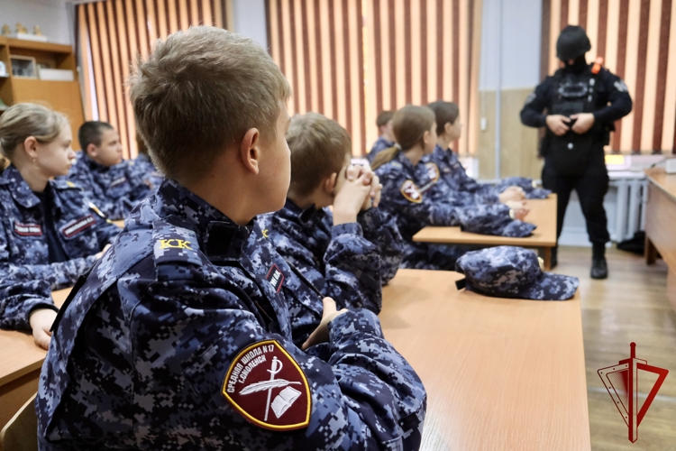 Бойцы ОМОН «Кривич» провели открытый урок для кадет Росгвардии