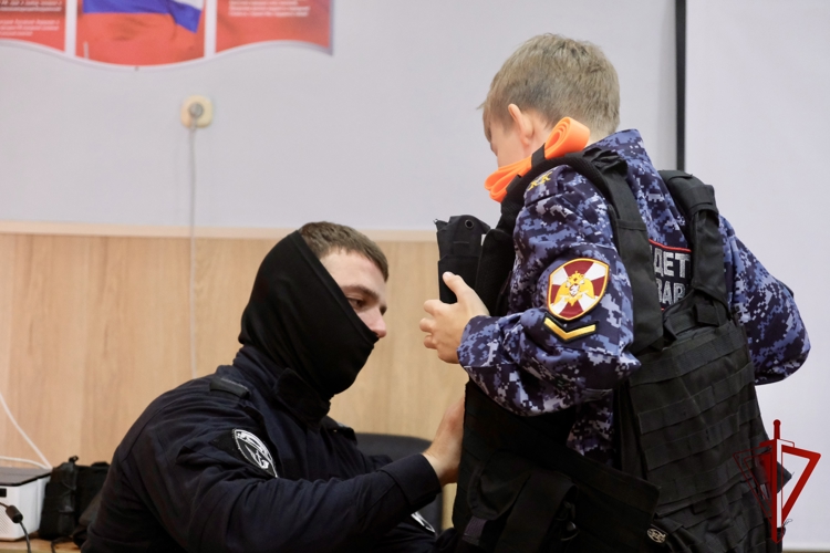 Бойцы ОМОН «Кривич» провели открытый урок для кадет Росгвардии