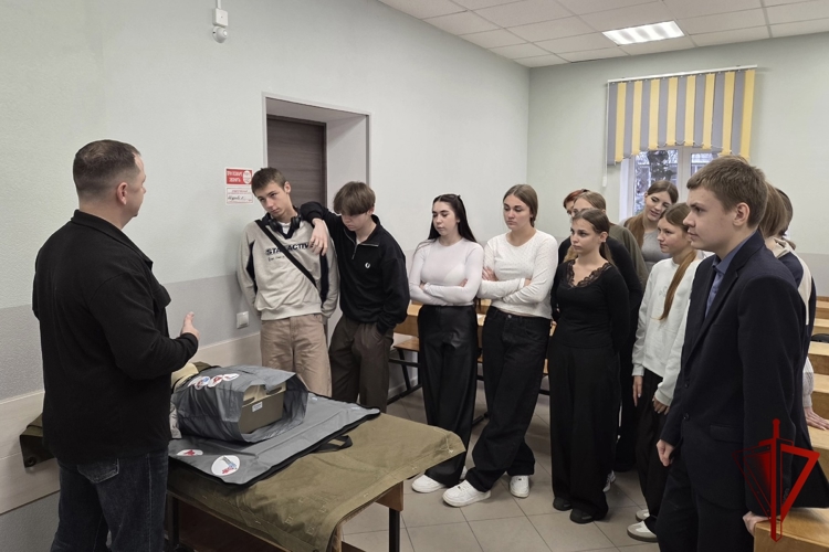 Ветераны Росгвардии провели патриотическое мероприятие для молодежи в год 10-летия ведомства в Смоленске