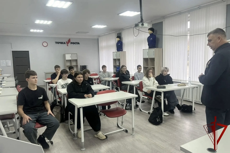 Росгвардейцы встретились со школьниками в Смоленской области 
