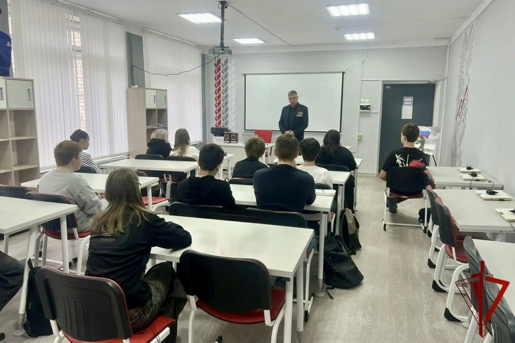 Росгвардейцы встретились со школьниками в Смоленской области 