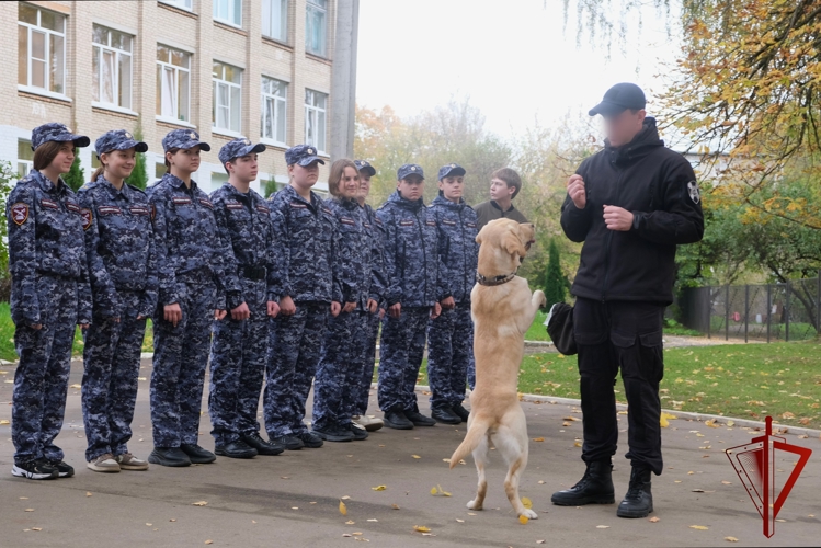 Бойцы ОМОН «Кривич» провели открытый урок для кадет Росгвардии
