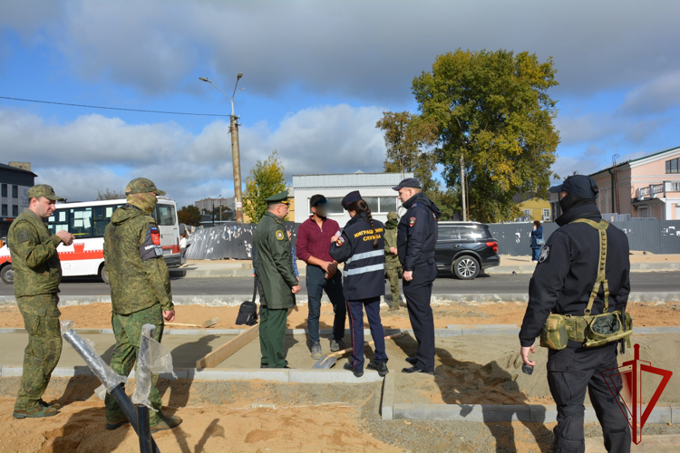 В Смоленске при силовой поддержке ОМОН «Кривич» Росгвардии проведён второй этап операции «Нелегал-2026»